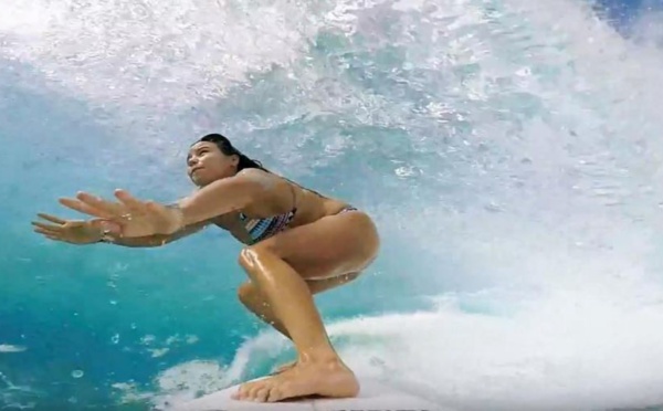 Johanne Defay, l'une des meilleures surfeuses françaises dans une vidéo paradisiaque à Tahiti