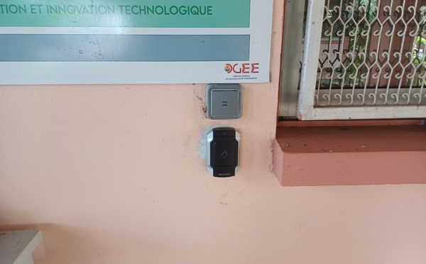 Une badgeuse pointée du doigt