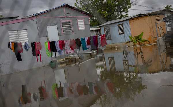 L'ouragan Erin progresse dans les Caraïbes, menace la côte est américaine