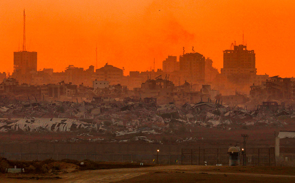 Gaza: Netanyahu ordonne des négociations pour libérer les otages, l'armée pilonne Gaza-ville