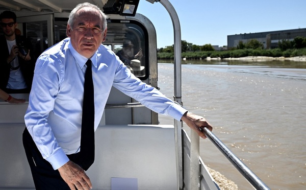 Bayrou entre dans le dur face aux risques de censure et de blocages