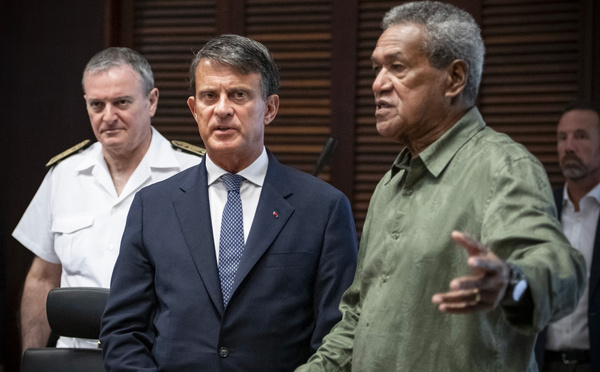 Nouvelle-Calédonie: Valls visite une école de Nouméa, touchée par les émeutes