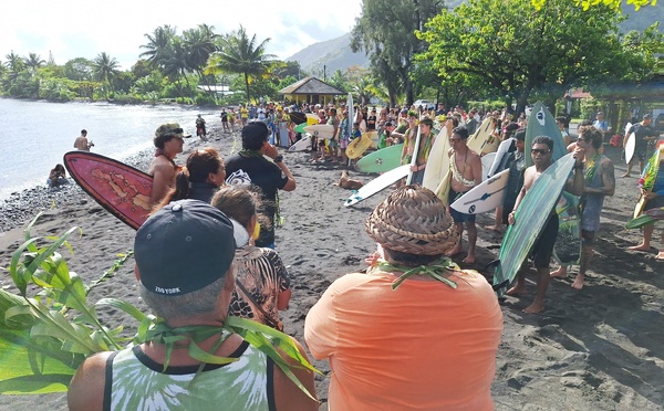 ​Dernier hommage des surfeurs à Raiponi Pua