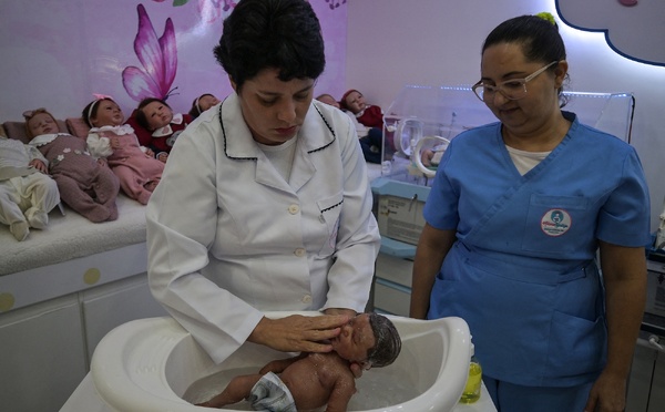 La folie mondiale des "bébé-reborn"