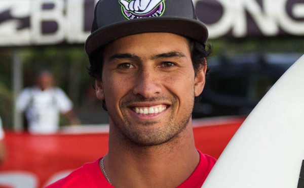 Taumata Puhetini, figure montante du surf polynésien