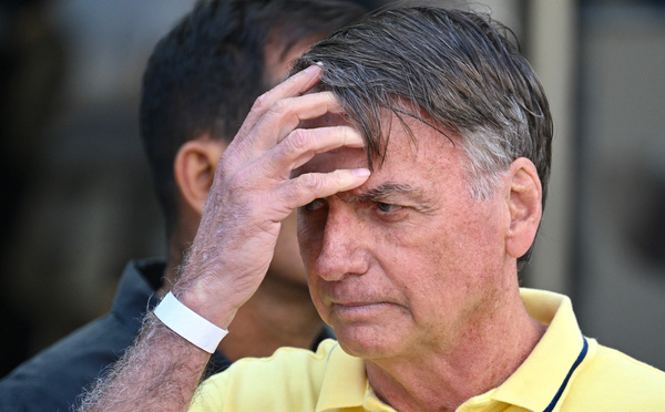 Un juge brésilien ordonne une surveillance permanente de Bolsonaro pour "risque de fuite"