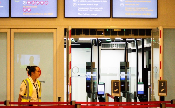 Passer la frontière en 30 secondes : les sas biométriques arrivent à l’aéroport de Tahiti
