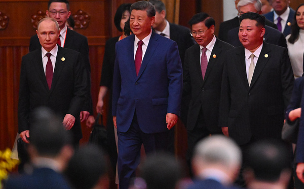 La Chine est "inarrêtable", dit le président Xi devant Poutine et Kim