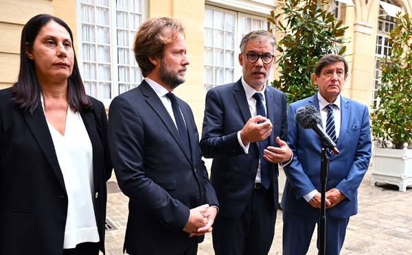 Le Parti socialiste se place un peu plus au centre du jeu de l'après-Bayrou