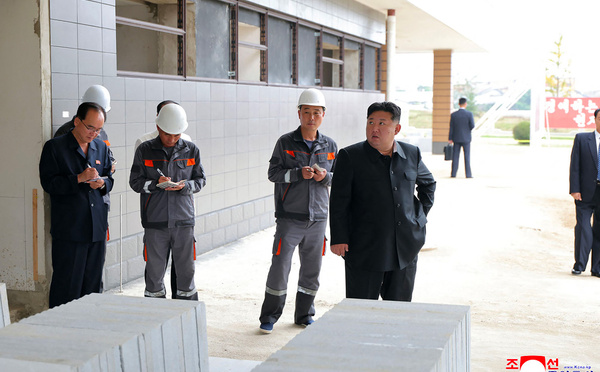 Corée du Nord: Kim Jong Un supervise un test de moteur de missile à combustible solide