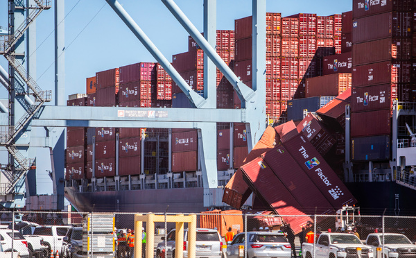 Des dizaines de conteneurs tombent à l'eau dans un port de Californie