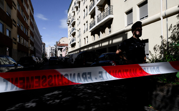 Un homme en fauteuil roulant tué à l'arme blanche à Lyon