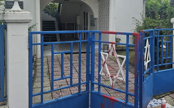 Les grilles de la synagogue salies de rouge