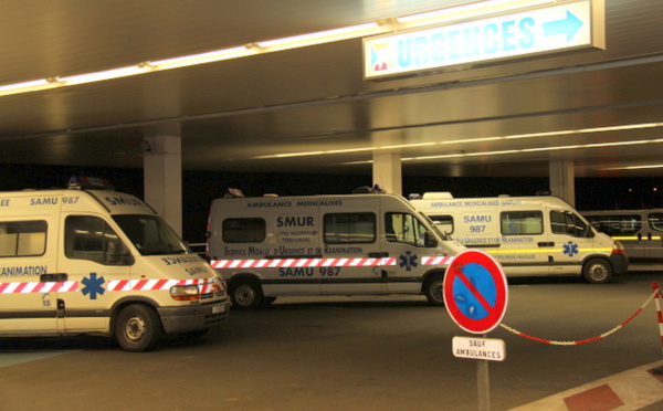 Tiarei : un motard sans casque ni lumière fonce contre une voiture