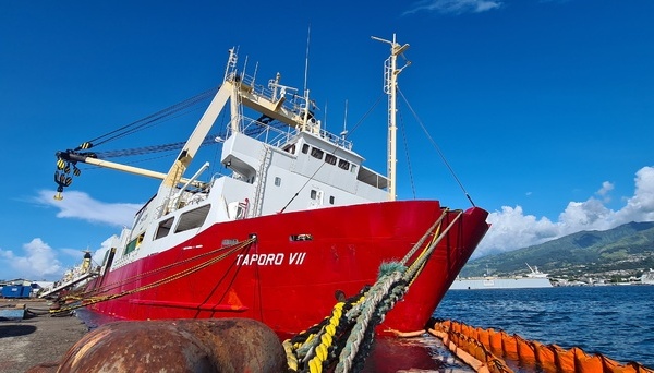 Le Taporo VII, touché et pas encore coulé