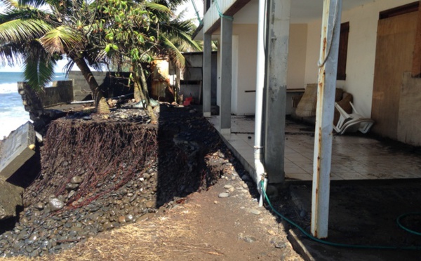 Papeno'o : Le littoral, en zone rouge, est englouti par la mer