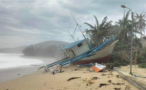 Hong Kong ferme les écoles et annule les vols à l'approche du super typhon Ragasa