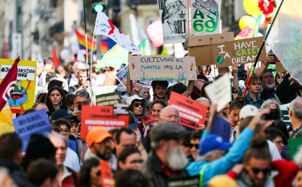 Plusieurs milliers de manifestants en France en faveur du climat et de la justice sociale