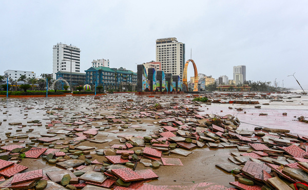 Le typhon Bualoi affaibli au Laos, des dizaines de morts au Vietnam et aux Philippines