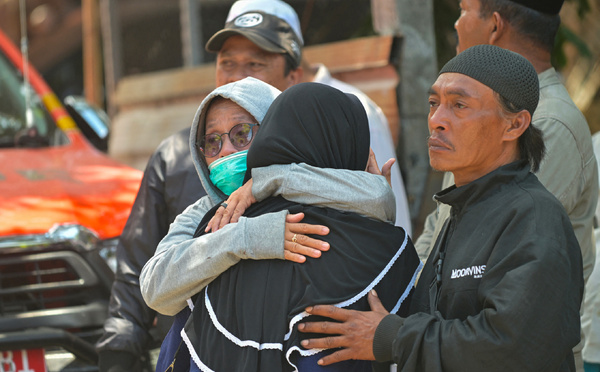 Indonésie: quelque 90 personnes sous les décombres d'une école effondrée, deux survivants extraits