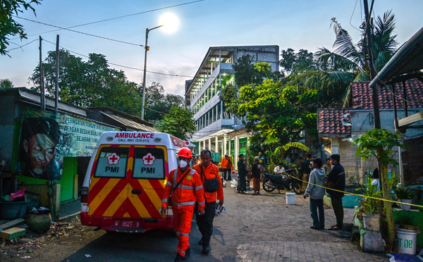 Ecole effondrée en Indonésie: plus aucun signe de vie, lourd bilan redouté