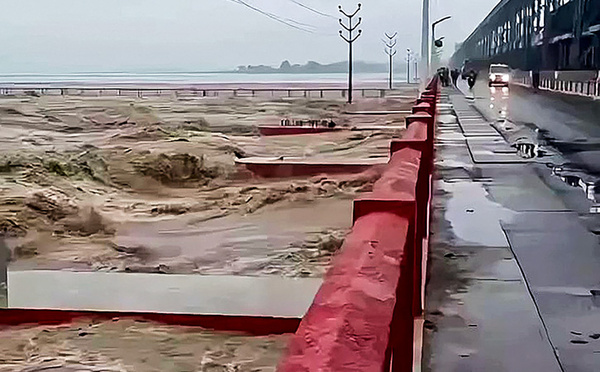 Inondations au Népal et en Inde: plus de 70 morts, les secours à pied d'oeuvre