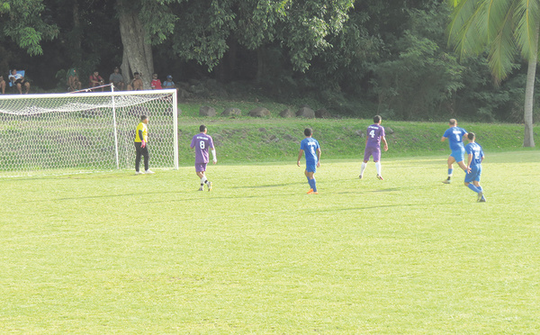Football - Mira butte sur Tiare Hinano à Moorea