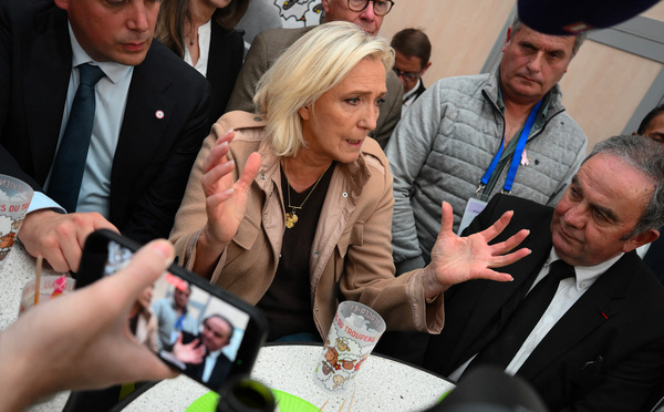 "Je censure tout", "la plaisanterie a assez duré", juge Marine Le Pen