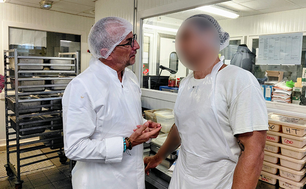 “Il parle à des cuisiniers et non pas à des détenus”