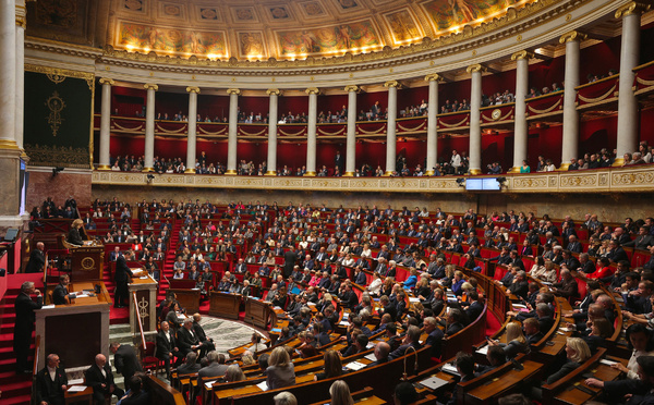 Macron prévient qu'il va dissoudre l'Assemblée si Lecornu est censuré