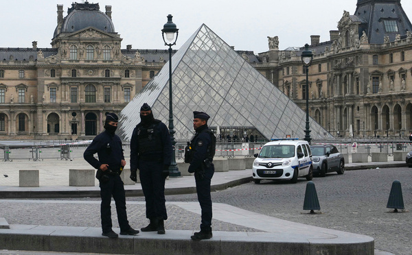 Huit bijoux "inestimables" dérobés au Louvre, quatre malfaiteurs recherchés