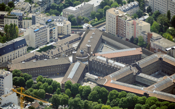 En prison, Nicolas Sarkozy protégé par deux policiers
