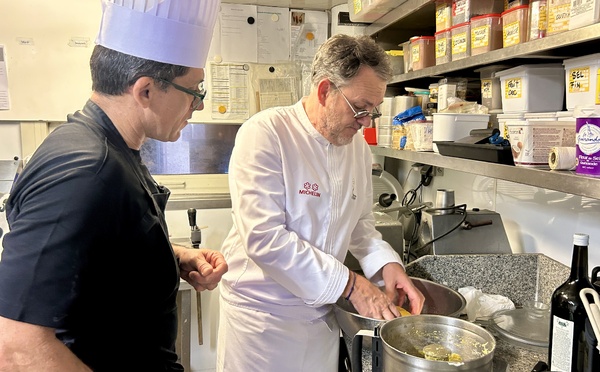 À Tahiti, le chef doublement étoilé Bruno Oger forme la relève du Lotus