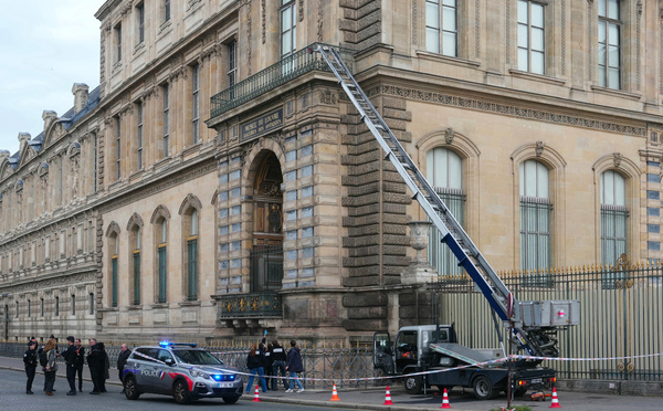 Une semaine après le vol de bijoux au Louvre, deux suspects en garde à vue