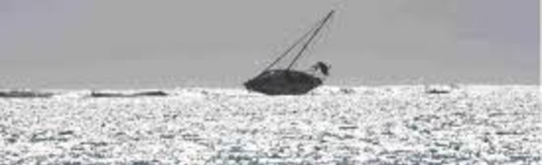 Un voilier s'échoue sur le récif à Apataki