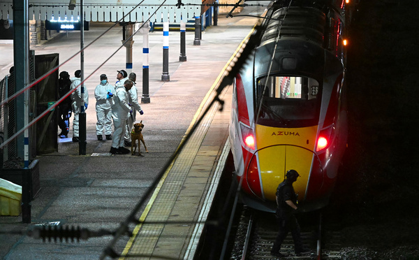 Angleterre : le suspect de l'attaque au couteau dans un train inculpé de tentatives de meurtre