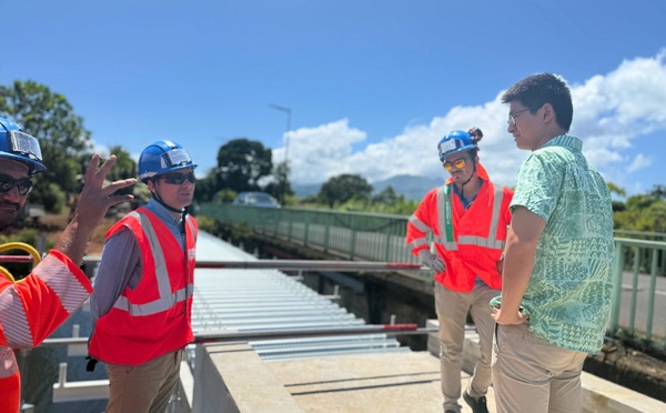 ​La structure de la passerelle piétonne de Titaaviri a été posée