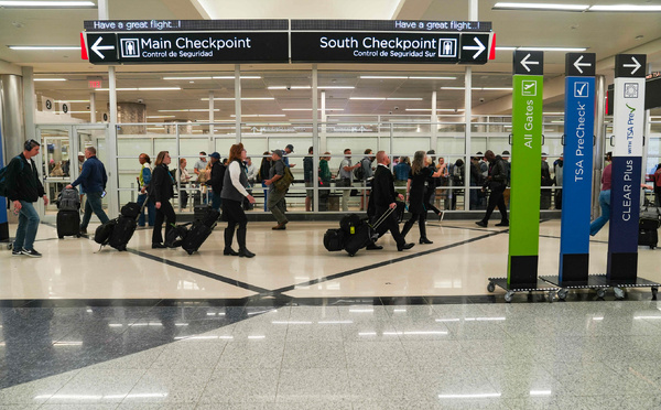 Paralysie budgétaire: des centaines de vols annulés dans les aéroports américains