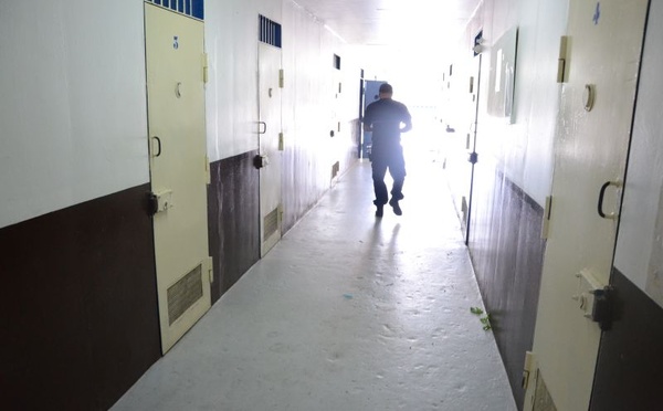 Deux ans ferme pour un père “impulsif” et “violent”