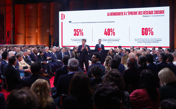 A Toulouse, Emmanuel Macron veut "sonner le tocsin" sur les risques des réseaux sociaux