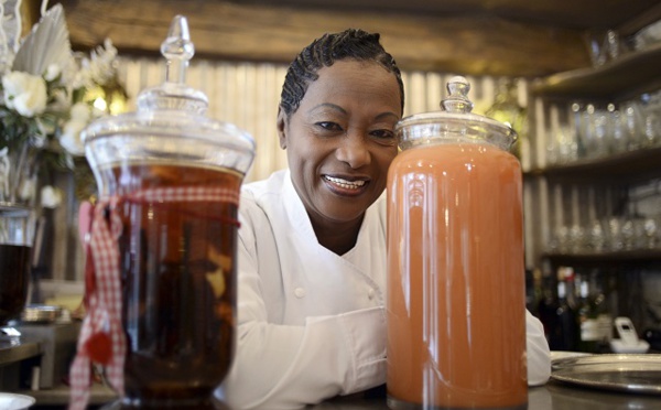 Babette de Rozières tournera des émissions culinaires au fenua