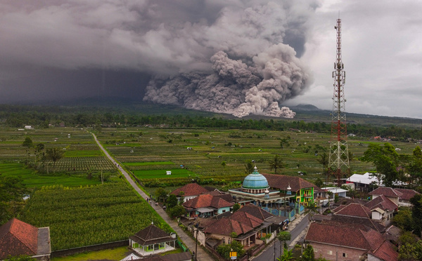 Indonésie : des centaines d'évacuations après l'éruption du volcan Semeru