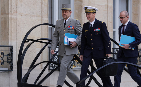 Les autorités françaises tentent de préparer les esprits à la guerre