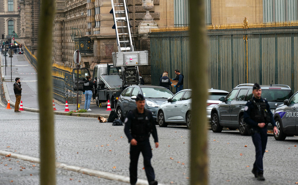 Casse du Louvre: quatre nouvelles interpellations, les bijoux toujours introuvables