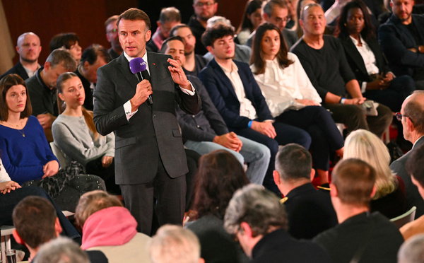 Elections et désinformation: Macron propose de nouvelles pistes