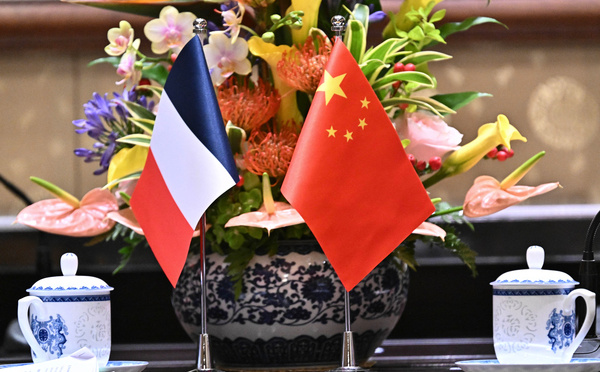 Emmanuel Macron entame une visite d'État en Chine sur fond de lourds contentieux