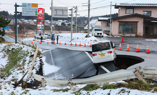 Japon: au moins 30 blessés après un fort séisme et un tsunami