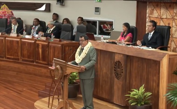 Devant l'assemblée, Fritch fustige Flosse sans jamais le nommer
