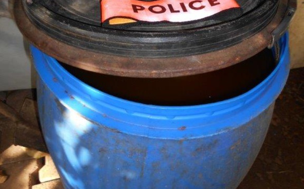 La police saisit 155 litres de komo, quartier Mamao