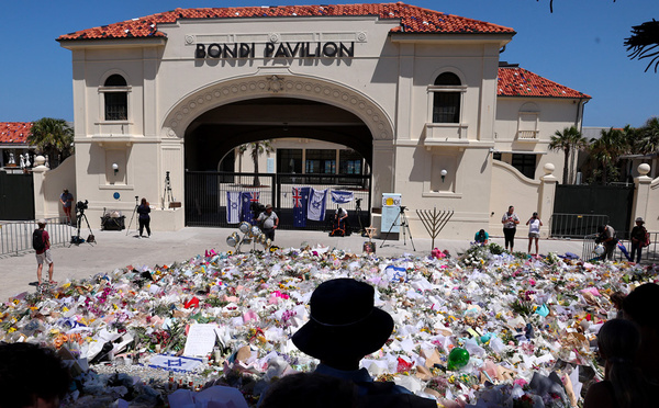 Attentat de Sydney: l'assaillant inculpé de terrorisme, inhumation des victimes